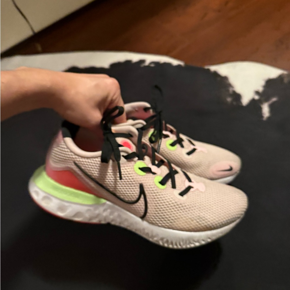 Nike Sneakers White and Pink with Sleek Profile and Cushioned Sole